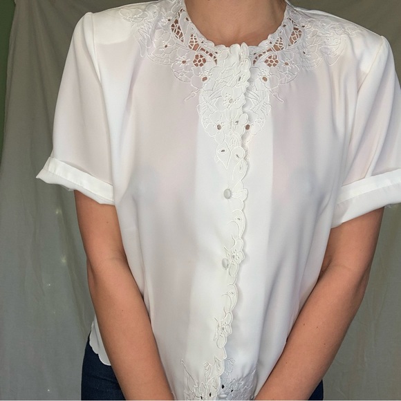 Vintage White blouse with embroidered edges. Size small. - Picture 5 of 5